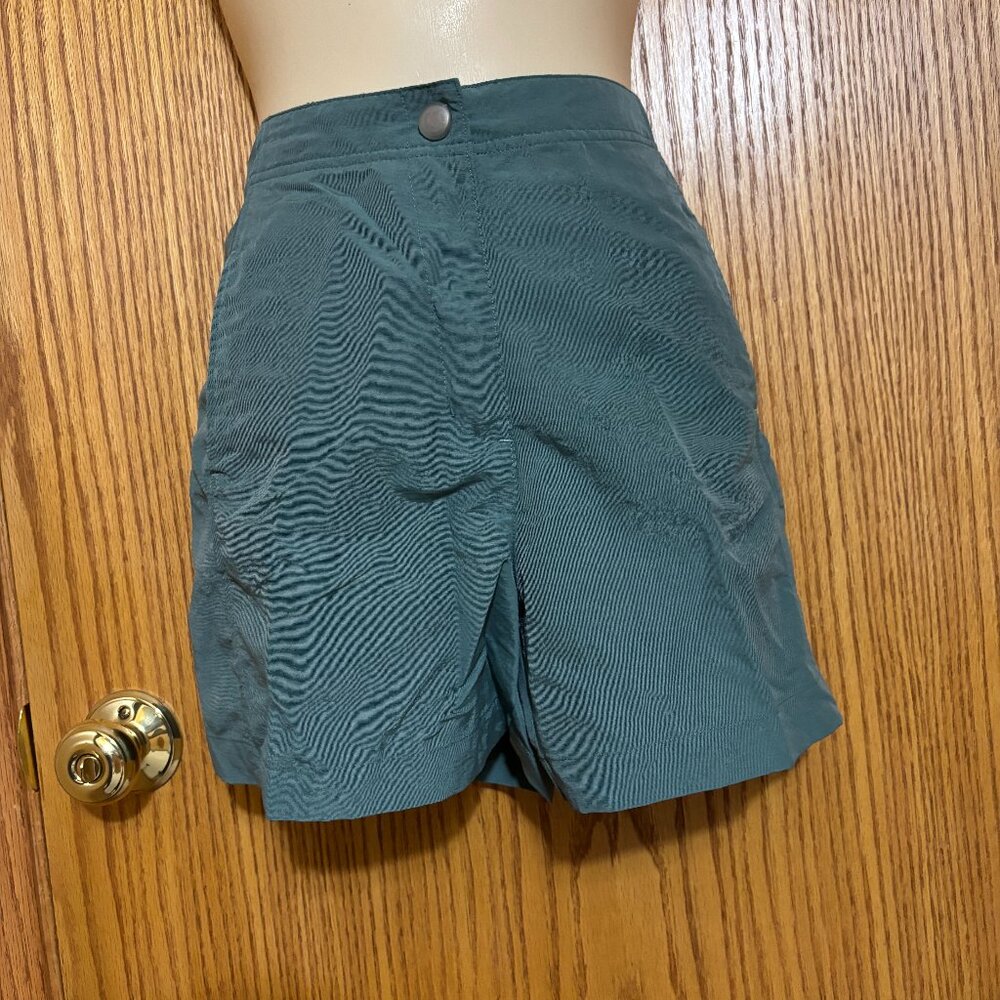 (Donated to Goodwill) Woolrich ladies sz. 6 Teal close zipper/snap shorts NWOT